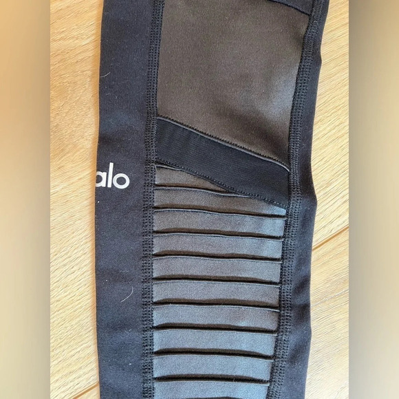 Alo leggings High Waisted Moto Legging
Black
Size xs
Waist 12”
Inseam 27” - Picture 9 of 10